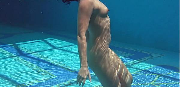  Jessica Lincoln gets horny and naked in the pool